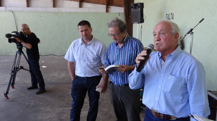 From left to right: Mayor of Ezterenzubi, Luzien Etxezaharreta, head of Maiatz publishing house and Mattin Etchamendy presenting his book 'Urruneko Mendebaldean artzain' (photo EuskalKultura.com)